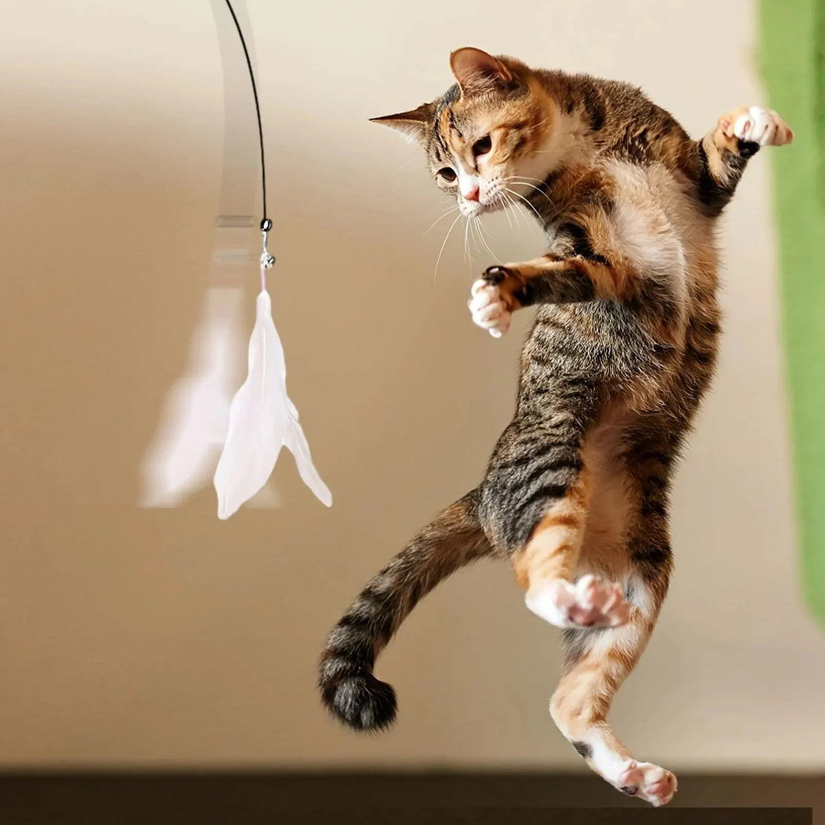 Juguete interactivo para gatos: varita con pluma y cascabel, asta larga con ventosa para emocionantes aventuras de juego, el juguete definitivo para gatos.